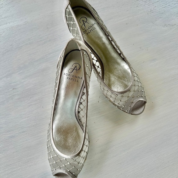 ADRIANNA PAPELL, 100% SILVER MESH HEELS WITH LEATHER SOLE. 2 1/2” HEEL. SIZE 9M - Picture 8 of 8